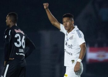 Santos vence Red Bull Bragantino e se aproxima do G8 do Brasileiro