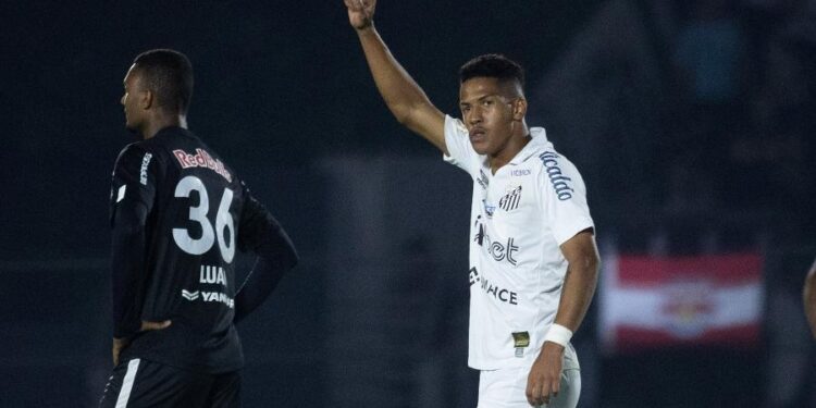 Santos vence Red Bull Bragantino e se aproxima do G8 do Brasileiro
