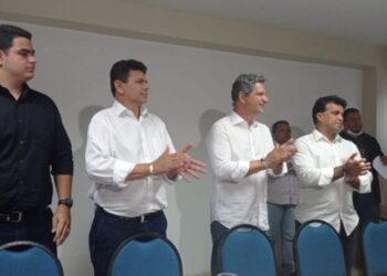 Apoio de Valmir de Francisquinho a Rogério Carvalho é um nocaute fatal na candidatura de Fábio Mitidieri