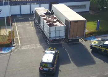 PRF apreende carga milionária de cigarros contrabandeados no km 114 da BR-101, no município de Itaporanga d´Ajuda