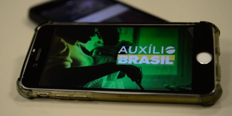 Auxílio Brasil é pago a beneficiários com NIS de final 3