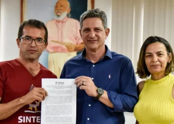 Rogério Carvalho destaca compromisso com os professores de Sergipe