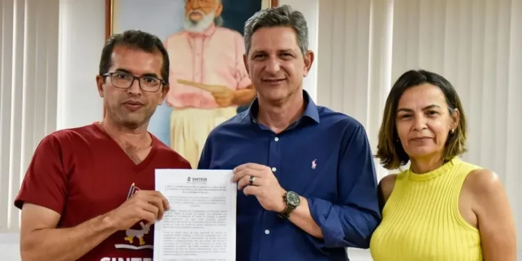 Rogério Carvalho destaca compromisso com os professores de Sergipe