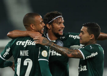 De virada, Palmeiras vence o Bota e aumenta a vantagem no Brasileirão