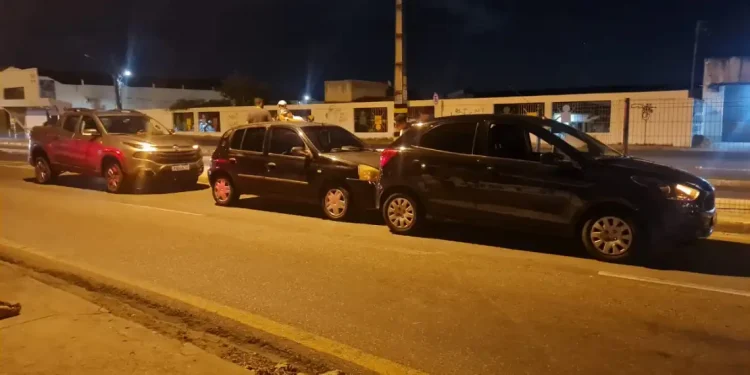 Motorista embriagado é detido após se envolver em acidente com três veículos na avenida José Carlos Silva