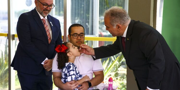 Ministro faz novo apelo para vacinação de crianças contra a pólio