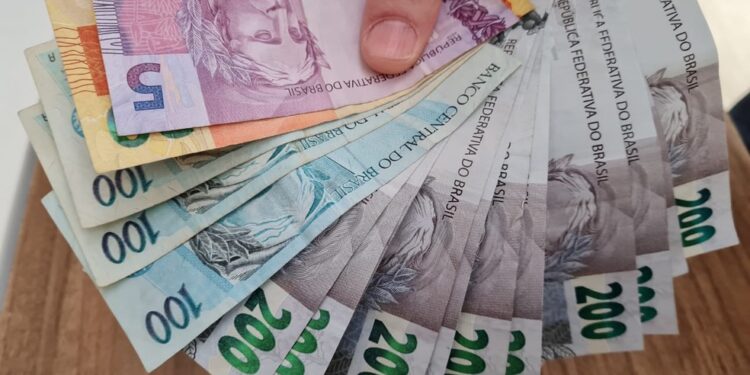 Endividamento: 79% das famílias brasileiras estão no vermelho, diz CNC