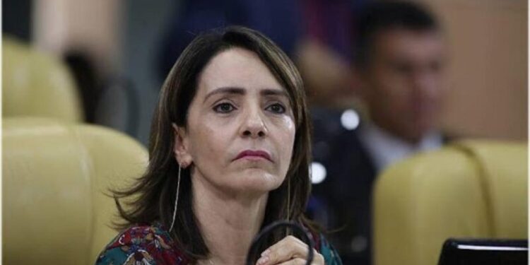 Emília Correia não segue Valmir no segundo turno