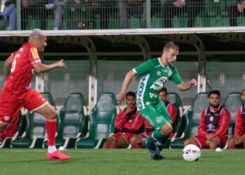 Série B: Chapecoense derrota Tombense e se afasta do Z4