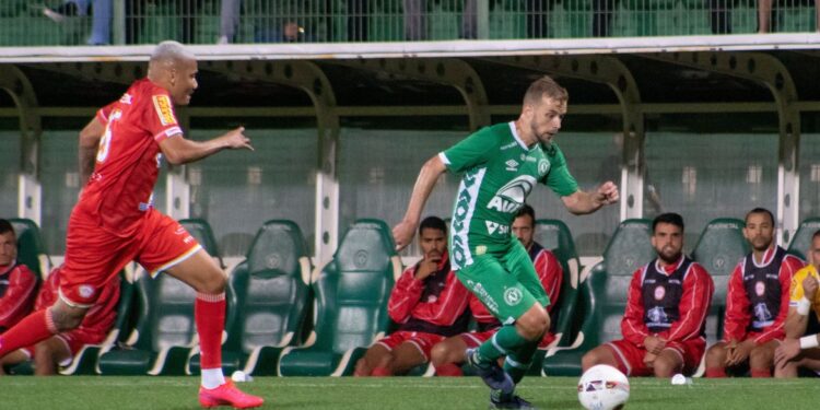 Série B: Chapecoense derrota Tombense e se afasta do Z4