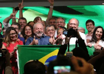 Em primeiro discurso, Lula diz que combate à miséria é sua missão. Petista  destacou a necessidade de unificação nacional