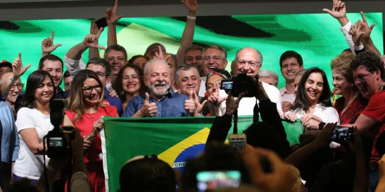 Em primeiro discurso, Lula diz que combate à miséria é sua missão. Petista  destacou a necessidade de unificação nacional