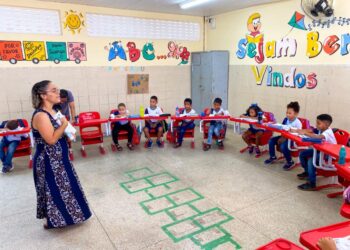 Professores e mães de alunos comentam eficácia do Educaju na alfabetização