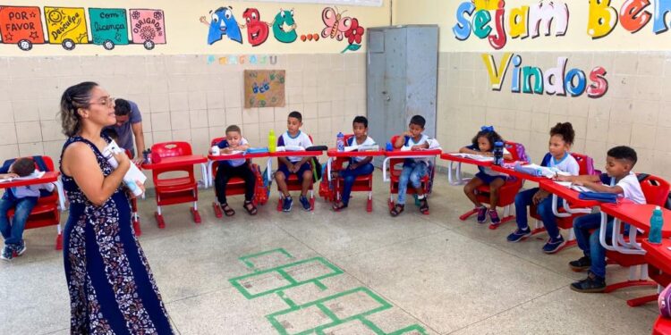 Professores e mães de alunos comentam eficácia do Educaju na alfabetização
