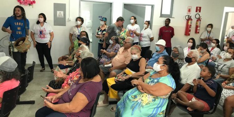 Outubro Rosa: usuárias do bairro Luzia participam de ação sobre prevenção e cuidado