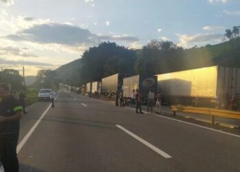 Após derrota, caminhoneiros bolsonaristas fecham rodovias