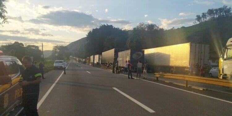 Após derrota, caminhoneiros bolsonaristas fecham rodovias