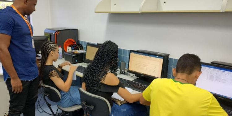 Alunos do curso operador de caixa de Nossa Senhora do Socorro têm aula prática no Senac Aracaju