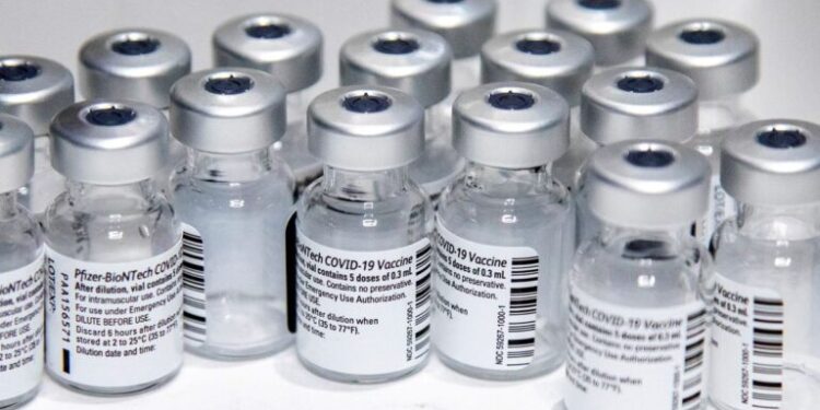 Covid-19: dose de reforço de vacina diferente protege mais, diz estudo