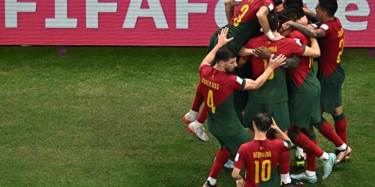Portugal vence Uruguai com dois de Bruno Fernandes e garante ida às oitavas da Copa