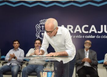 Prefeito de Aracaju, Edvaldo Nogueira, assina consultoria para licitação do transporte público