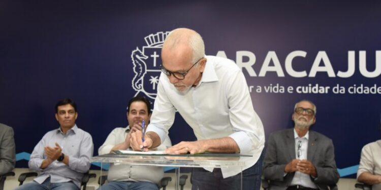 Prefeito de Aracaju, Edvaldo Nogueira, assina consultoria para licitação do transporte público