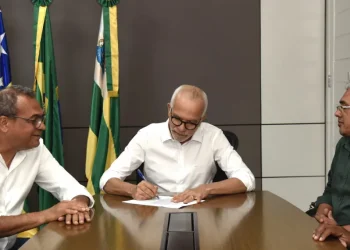 Edvaldo empossa Carlos Cauê como secretário da Comunicação