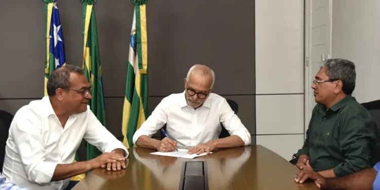 Edvaldo empossa Carlos Cauê como secretário da Comunicação