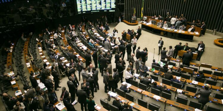 Emendas de bancada e comissões ao Orçamento ultrapassam R$ 234 bilhões