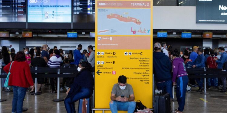 Máscaras em aviões e aeroportos são obrigatórias a partir de hoje