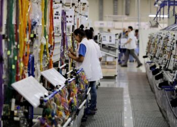 Indústria recua em setembro em 12 locais pesquisados pelo IBGE