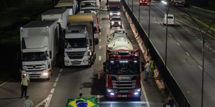 Todas rodovias federais do país estão livres de bloqueios, diz PRF