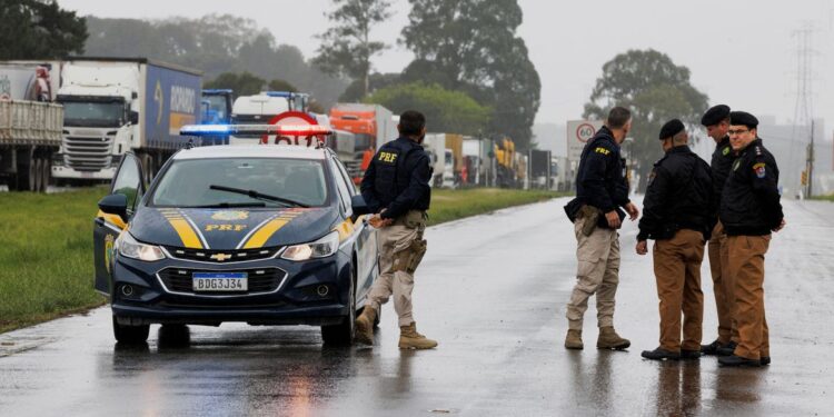 PRF faz 419 liberações de pistas no país, com 438 multas