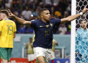 França sai perdendo, mas mostra força para virar e golear Austrália