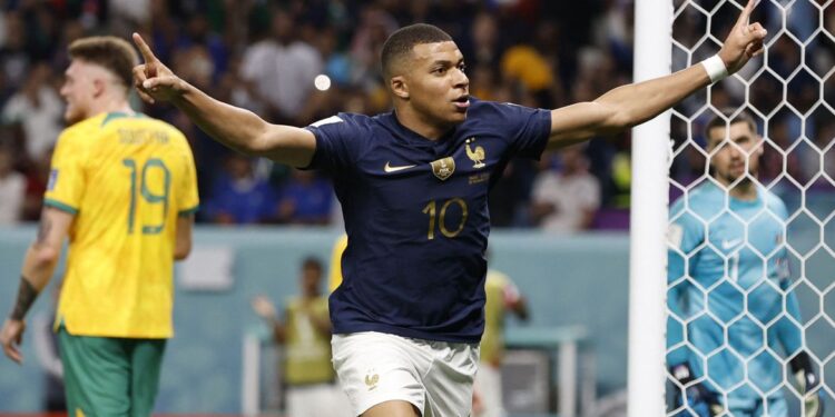 França sai perdendo, mas mostra força para virar e golear Austrália