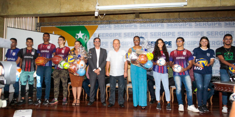 Governo inicia distribuição de 201 mil materiais esportivos e autoriza impressão de 133 mil livros