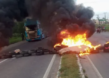 Manifestantes bloqueiam trecho da BR-101 em Nossa Senhora do Socorro