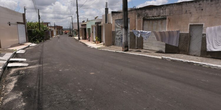 Pavimentação asfáltica executada pelo Governo do Estado é comemorada pelos moradores em Tomar do Geru