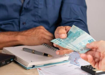 Décimo terceiro salário começa a ser pago este mês; Veja o que pode ser descontado