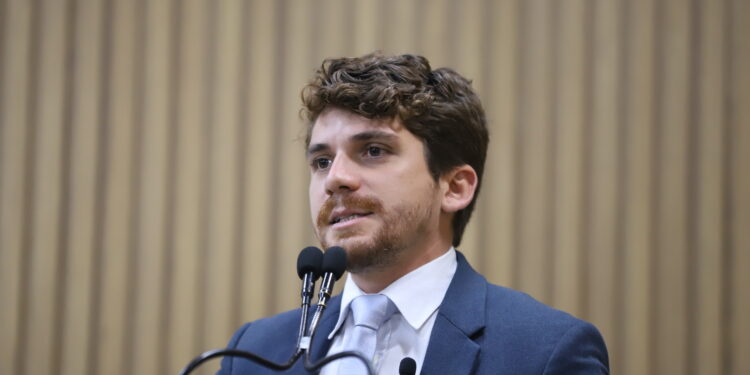 Breno Garibalde reforça importância das ligações individuais de esgoto no Recanto da Paz