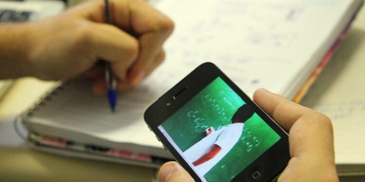 Ensino a distância cresce 474% em uma década, diz Inep