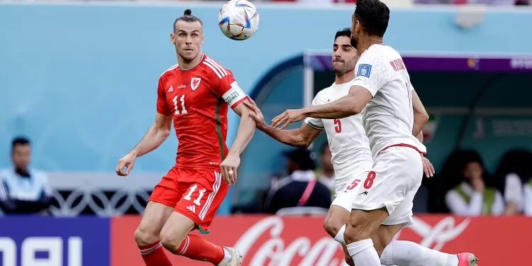 Irã pressiona, marca no fim e derruba o País de Gales