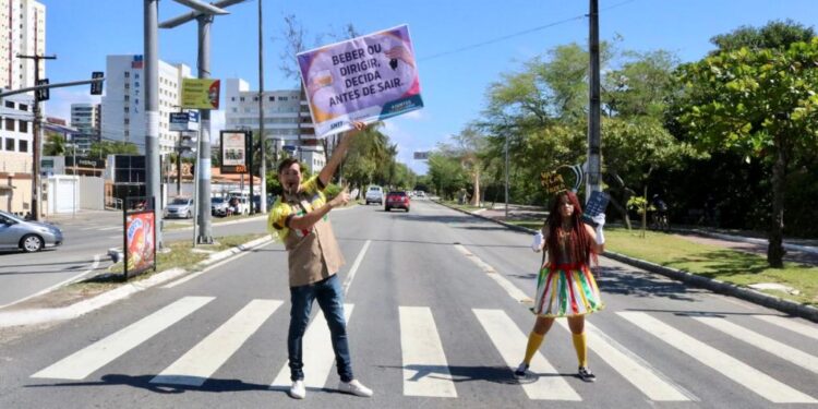 Ação educativa da SMTT alerta a população sobre os riscos da mistura de álcool e direção