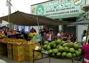 Manifestantes cobram abertura do mercado do povoado Jenipapo