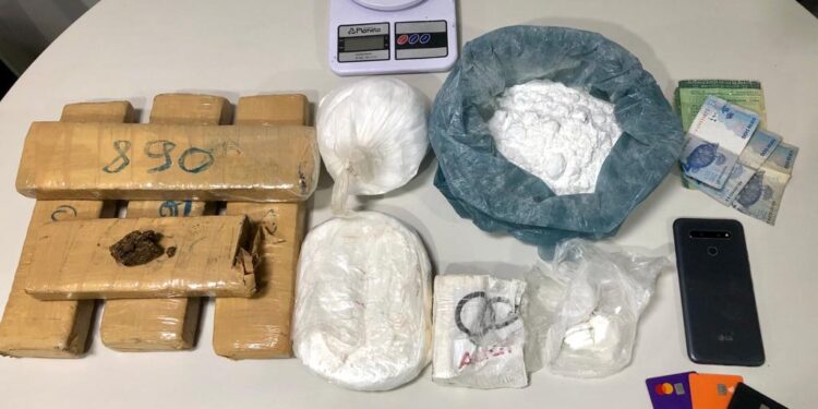 Polícia Civil apreende drogas e prensa hidráulica em Itabaiana