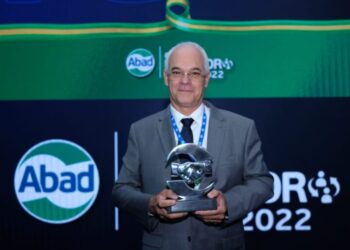 Raymundo Juliano é homenageado pela ABAD com troféu ao Grupo Fasouto