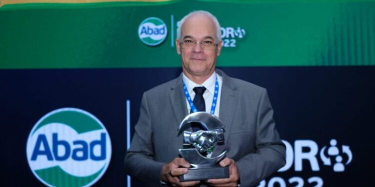 Raymundo Juliano é homenageado pela ABAD com troféu ao Grupo Fasouto