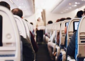 Anvisa volta exigir uso de máscara em aviões e aeroportos