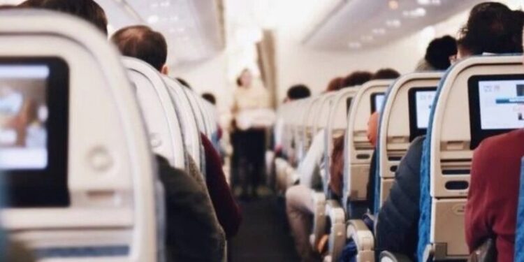 Anvisa volta exigir uso de máscara em aviões e aeroportos