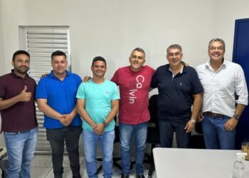 Sérgio Reis anuncia calçamento que liga povoado Olhos D’Água à rodovia